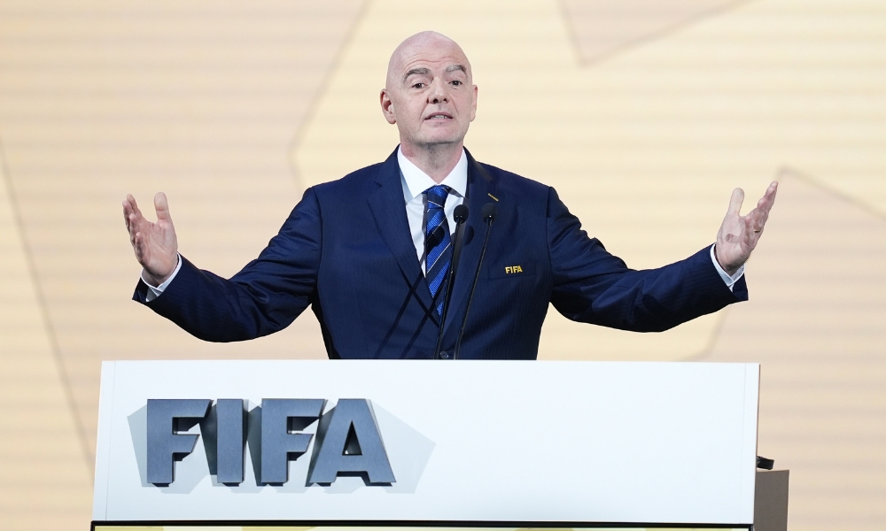 拜仁发布对阵法兰克福海报：格雷茨卡、萨内、伊藤洋辉出镜.